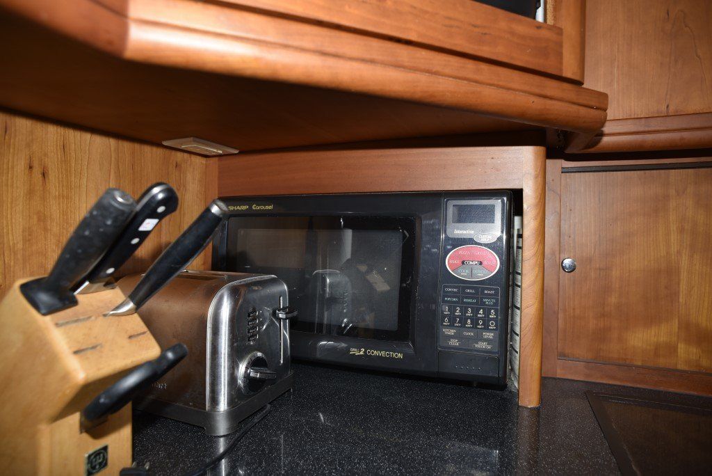 2003 Silverton 43 Motor Yacht For Sale - www.lighthouseyachting.com