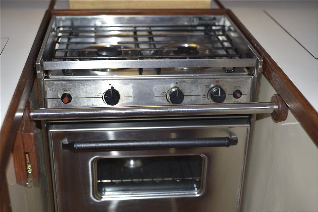 Catalina Morgan Out Island 41 Classic oven and 2 burner stove