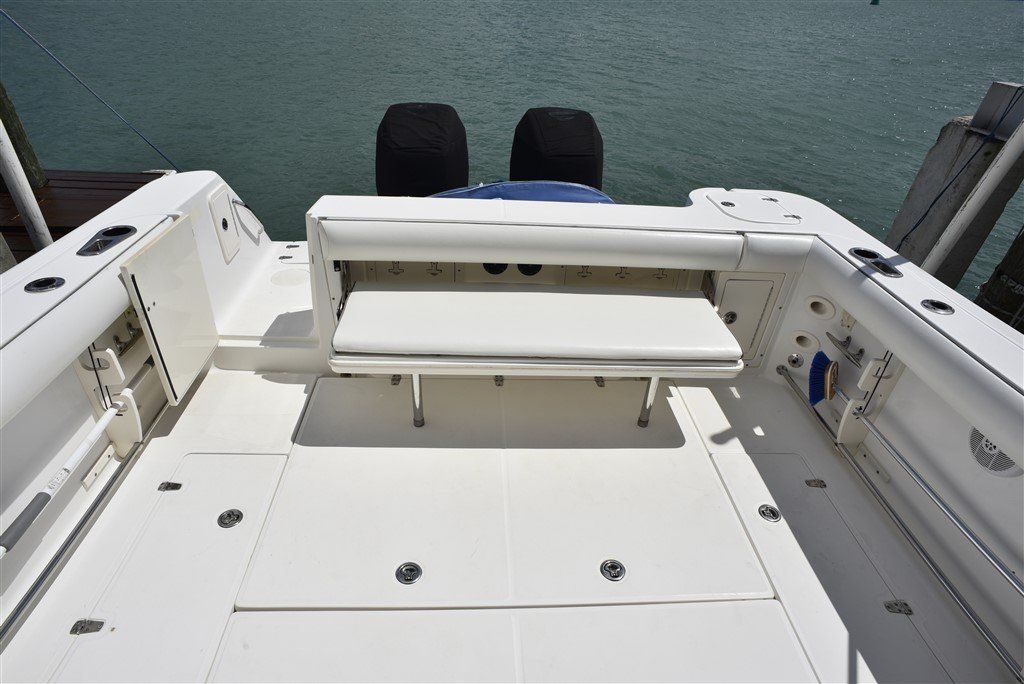 Boston Whaler 305 Conquest cockpit with pull out seat