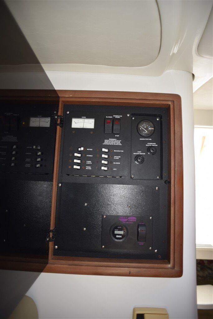 Boston Whaler 305 Conquest DC panel