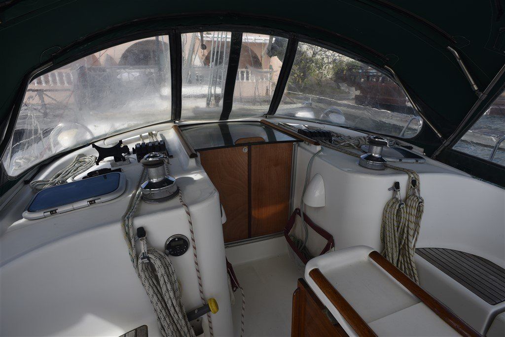 2001 Beneteau Oceanis 411 dodger