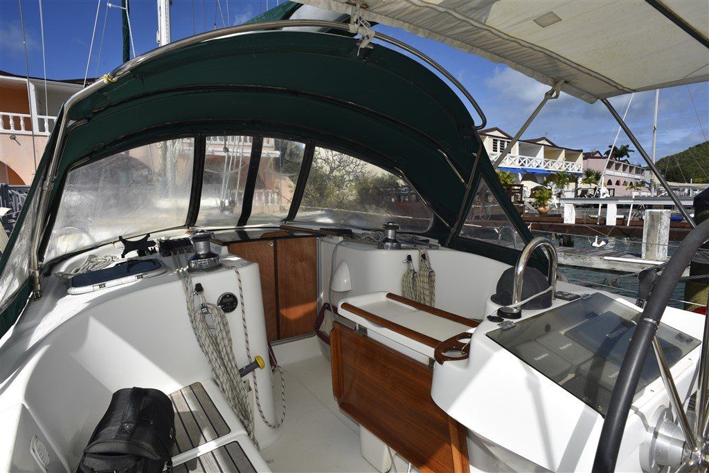 2001 Beneteau Oceanis 411 cockpit table