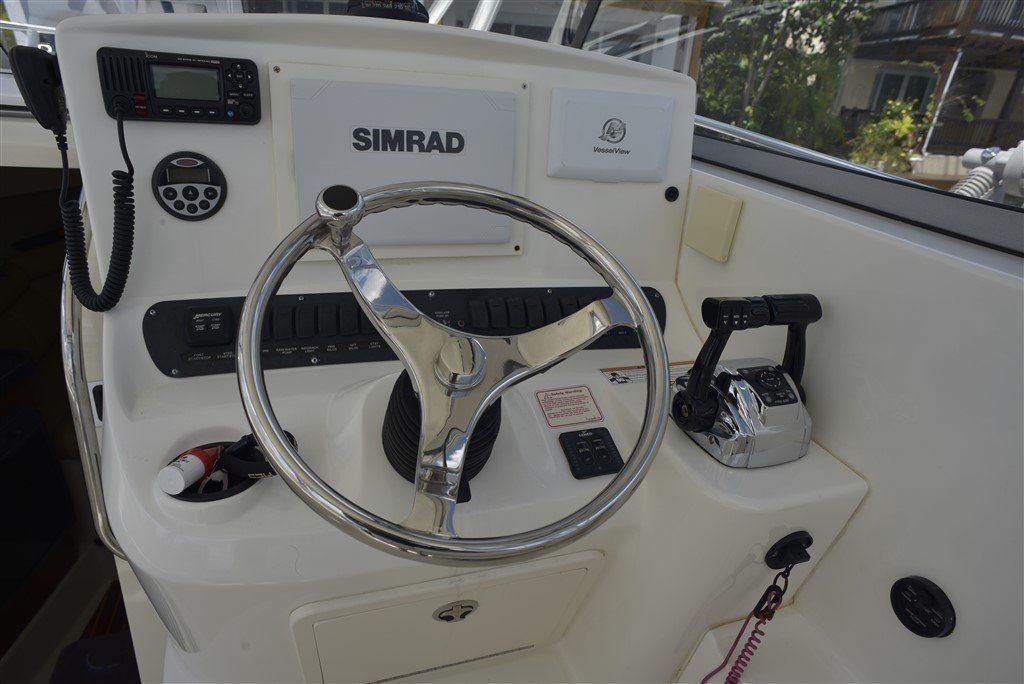 Boston Whaler 305 Conquest helm