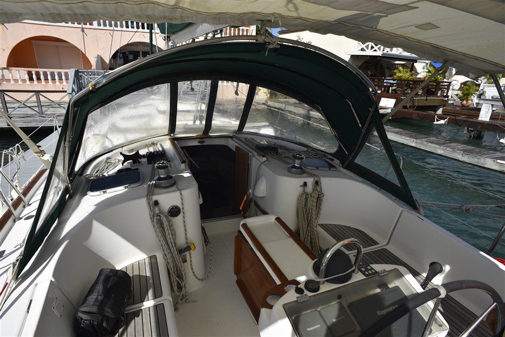 2001 Beneteau Oceanis 411 companionway