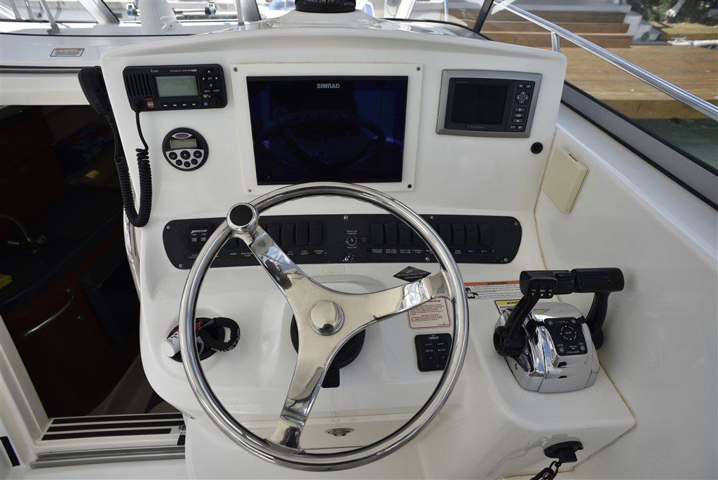 Boston Whaler 305 Conquest helm station