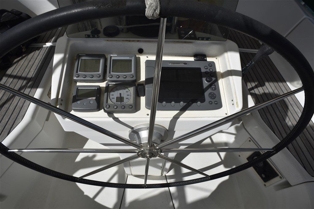 2001 Beneteau Oceanis 411 helm station