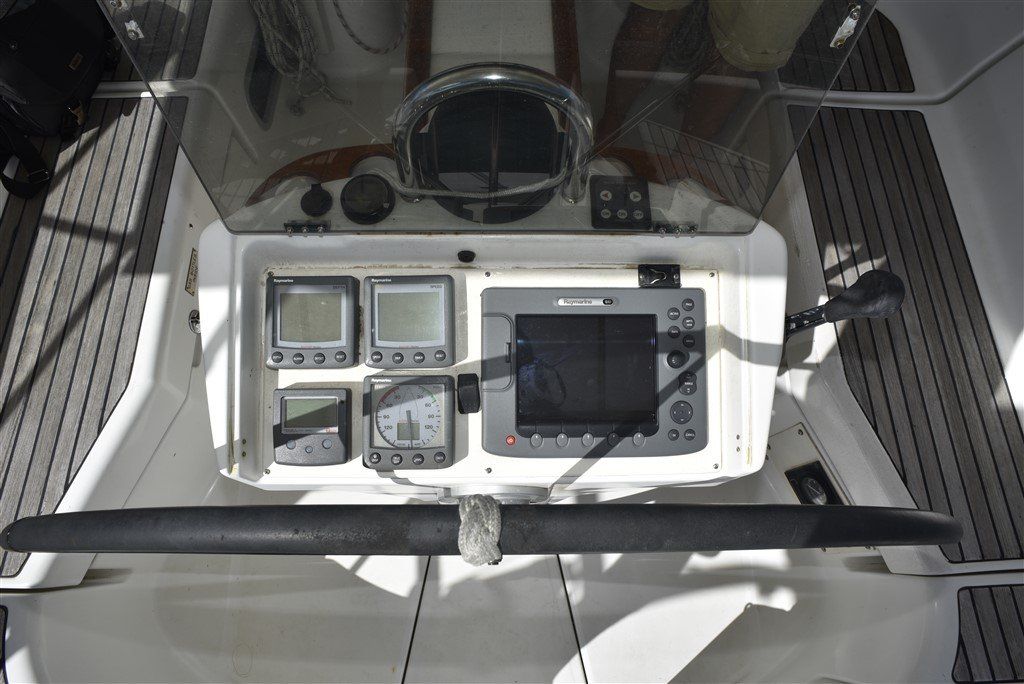 2001 Beneteau Oceanis 411 navigation equipment