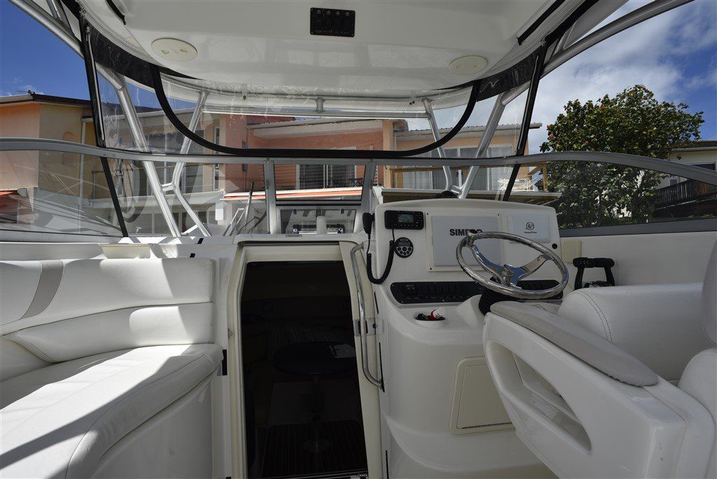 Boston Whaler 305 Conquest companion way