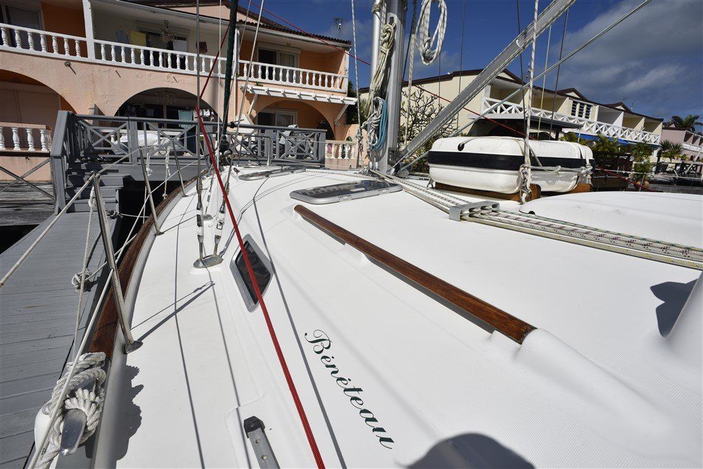 2001 Beneteau Oceanis 411 side deck