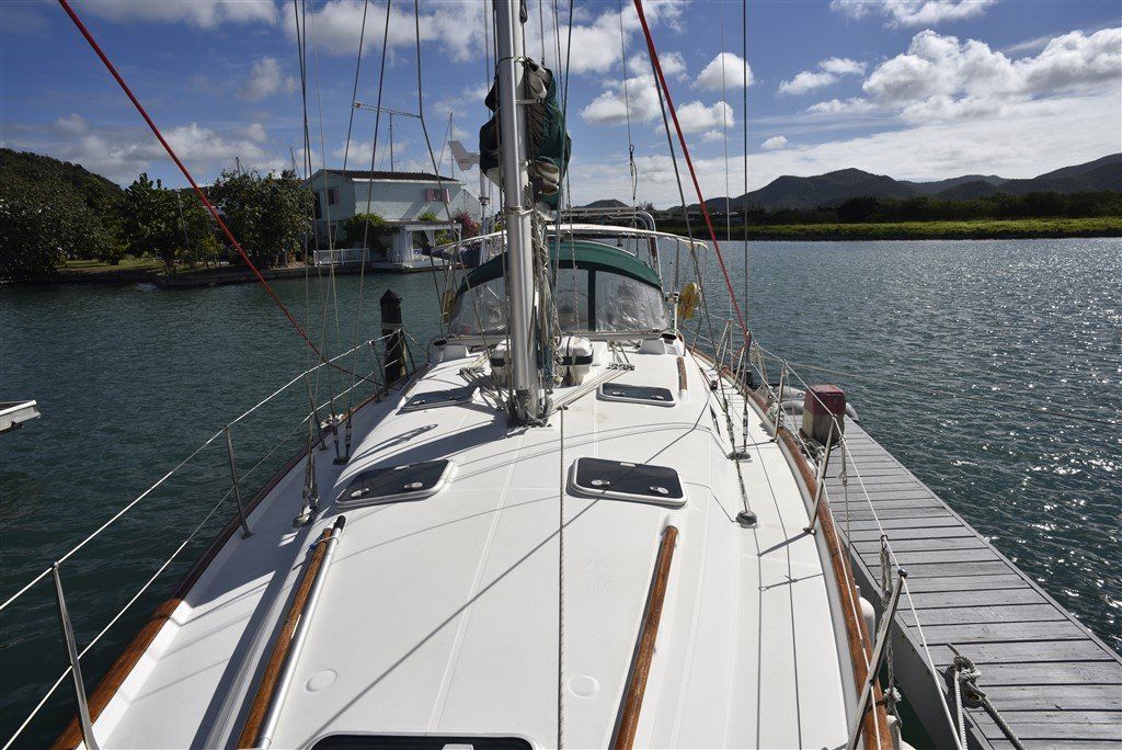 2001 Beneteau Oceanis 411 foredeck