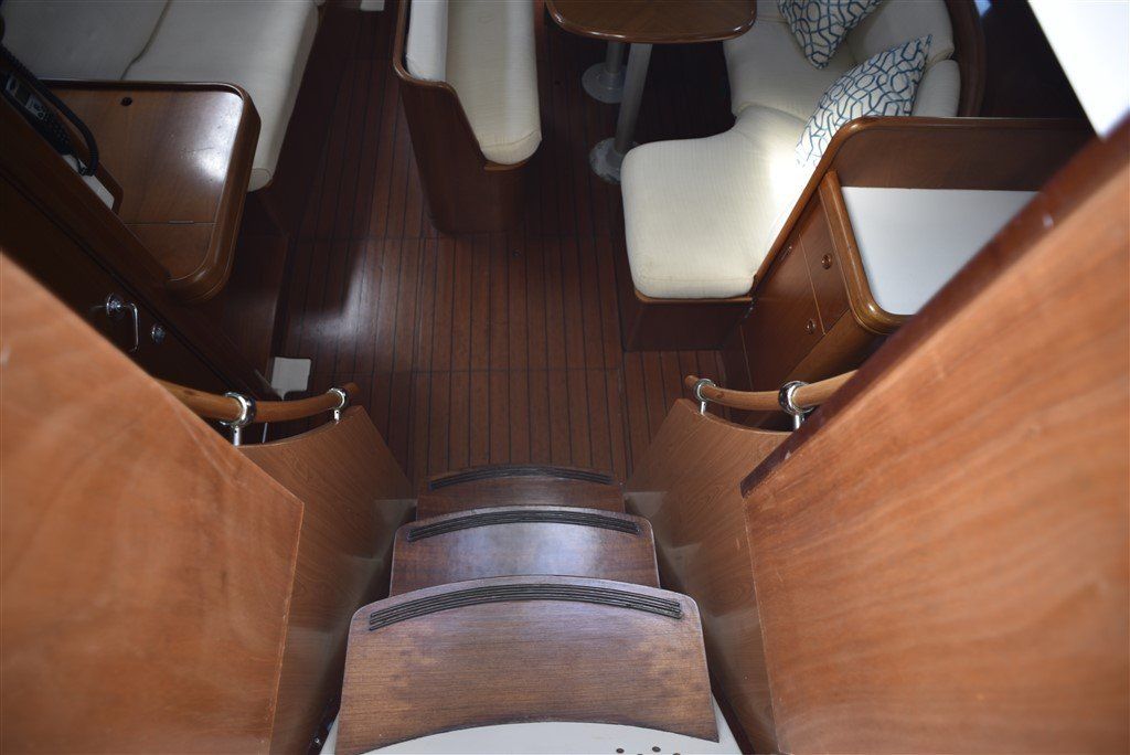 2001 Beneteau Oceanis 411 companionway stairs