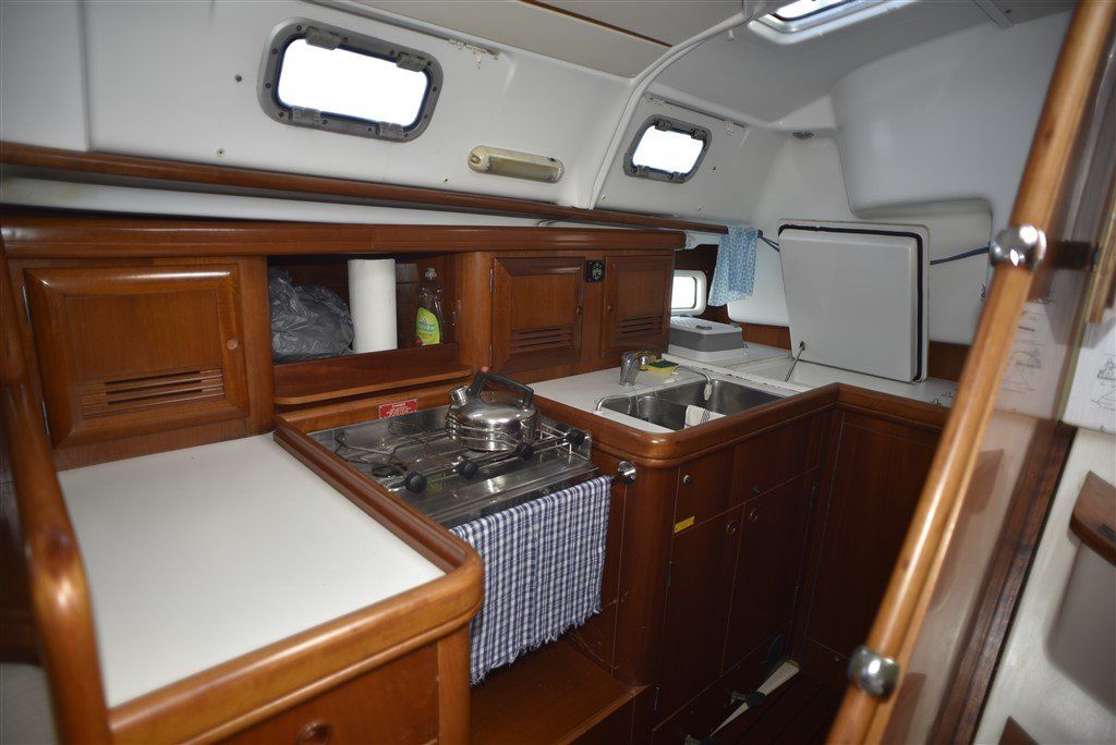 2001 Beneteau Oceanis 411 galley