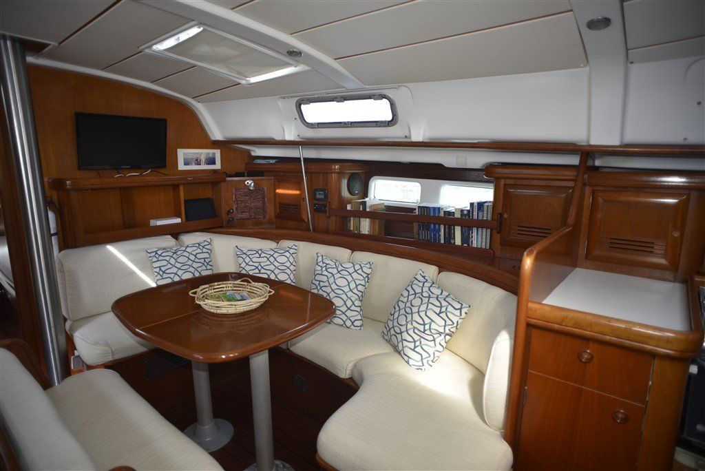2001 Beneteau Oceanis 411 salon starboard
