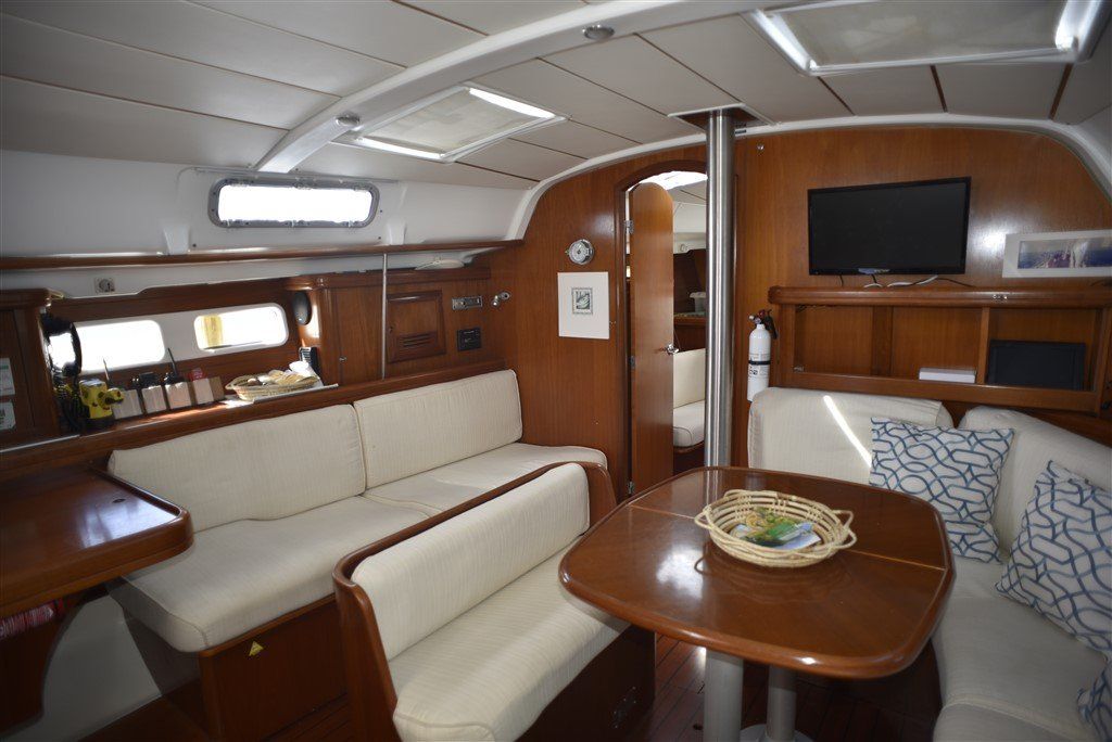 2001 Beneteau Oceanis 411 salon port