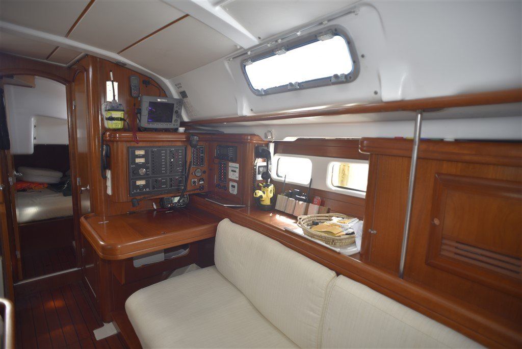 2001 Beneteau Oceanis 411 nav station