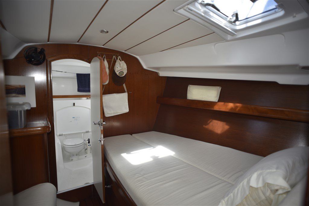 2001 Beneteau Oceanis 411 forward cabin