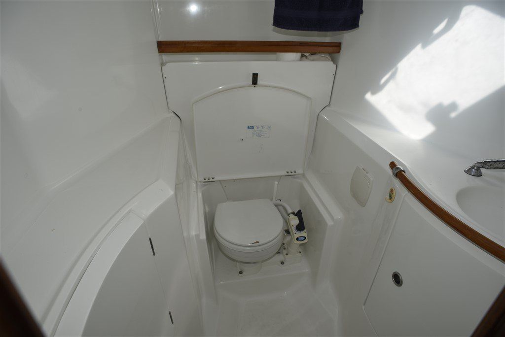2001 Beneteau Oceanis 411 forward head