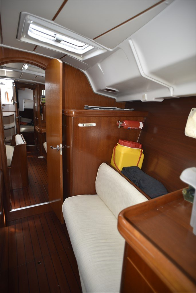 2001 Beneteau Oceanis 411 forward cabin