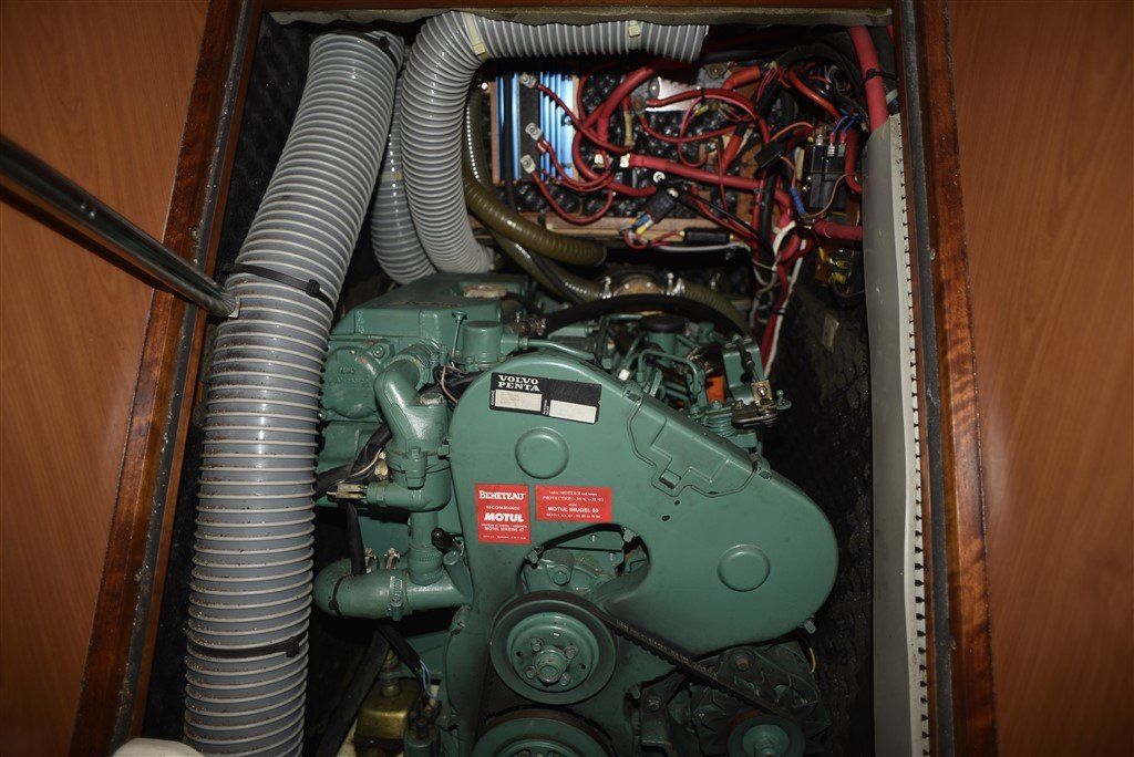 2001 Beneteau Oceanis 411 engine
