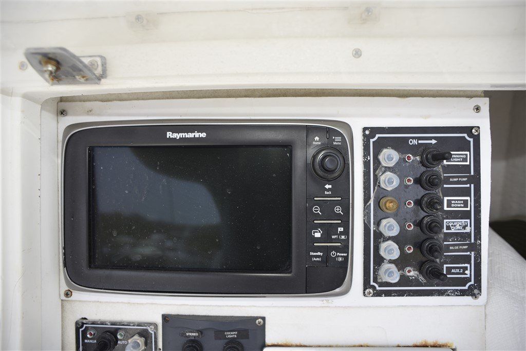 1995 Contender 23 electronics