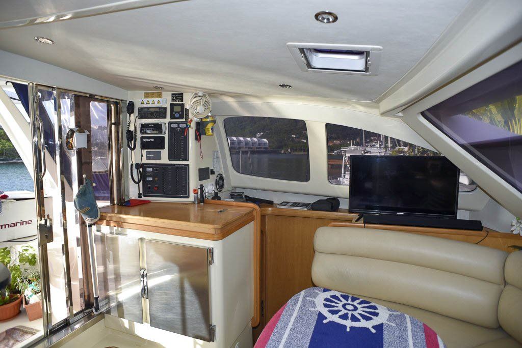 Leopard 40 catamaran NAV station