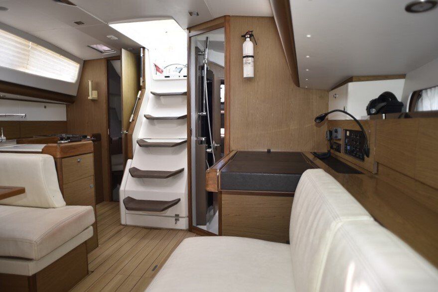 Jeanneau SO 41 DS Companionway