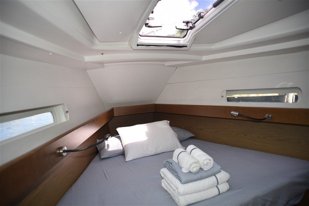 Jeanneau SO 41 DS Forward Cabin
