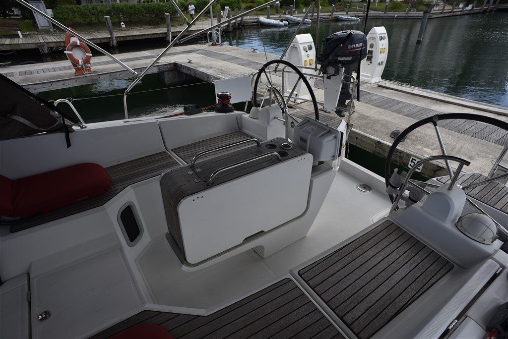 Jeanneau SO 41 DS Helm Stations