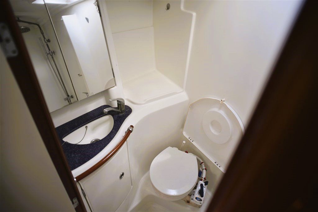 2004 Beneteau Oceanis 473 - Forward Cabin Bathroom