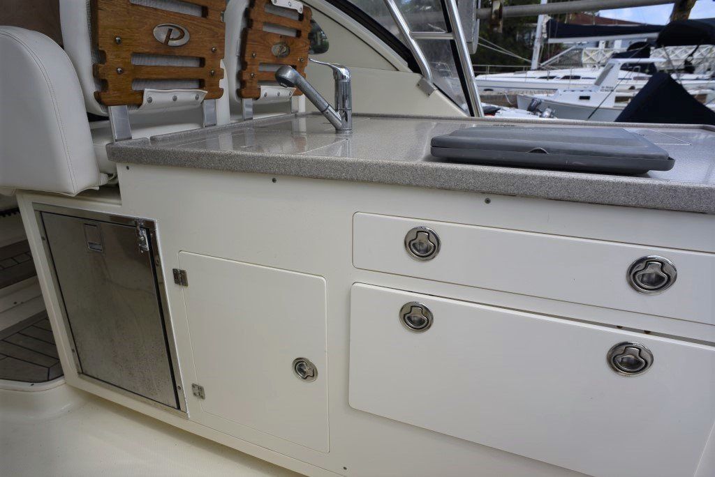 2007 Pursuit LS 345 Drummond Runner galley island