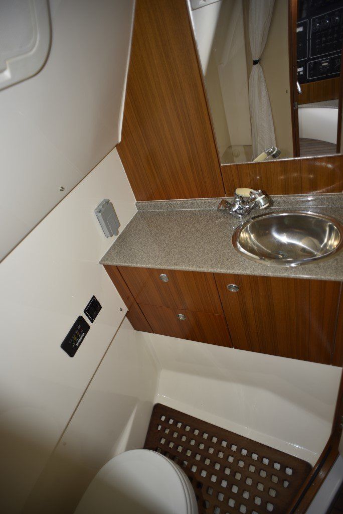 2007 Pursuit LS 345 Drummond Runner interior head with shower