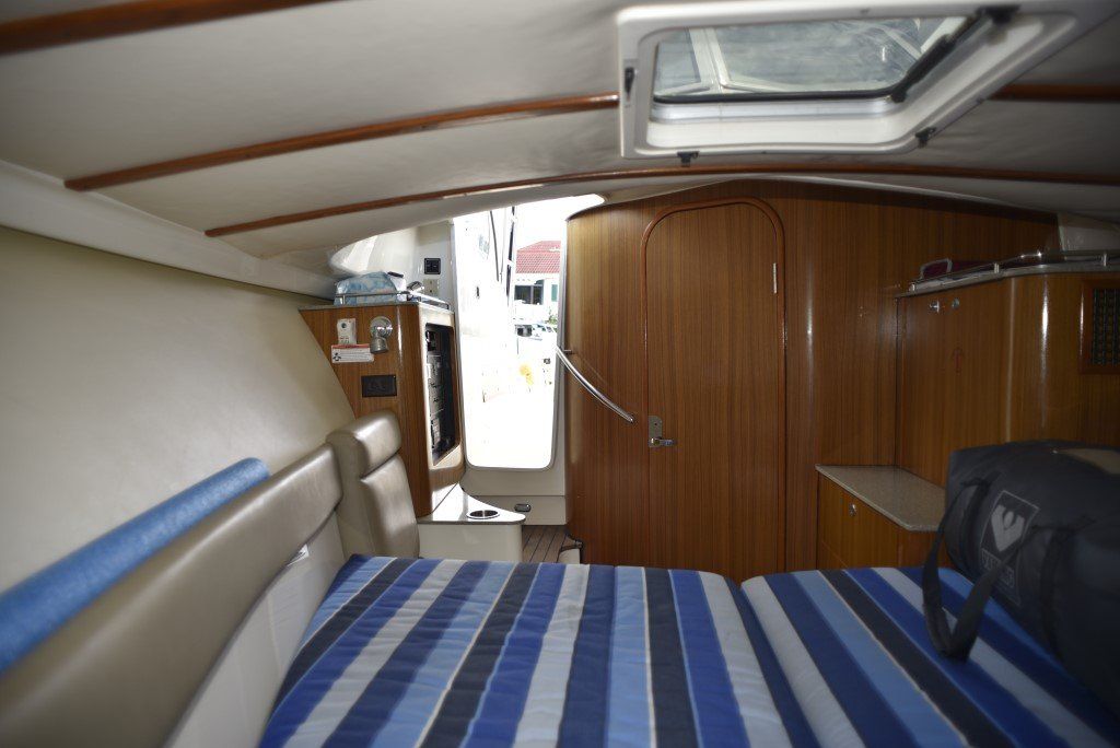 2007 Pursuit LS 345 Drummond Runner interior cabin