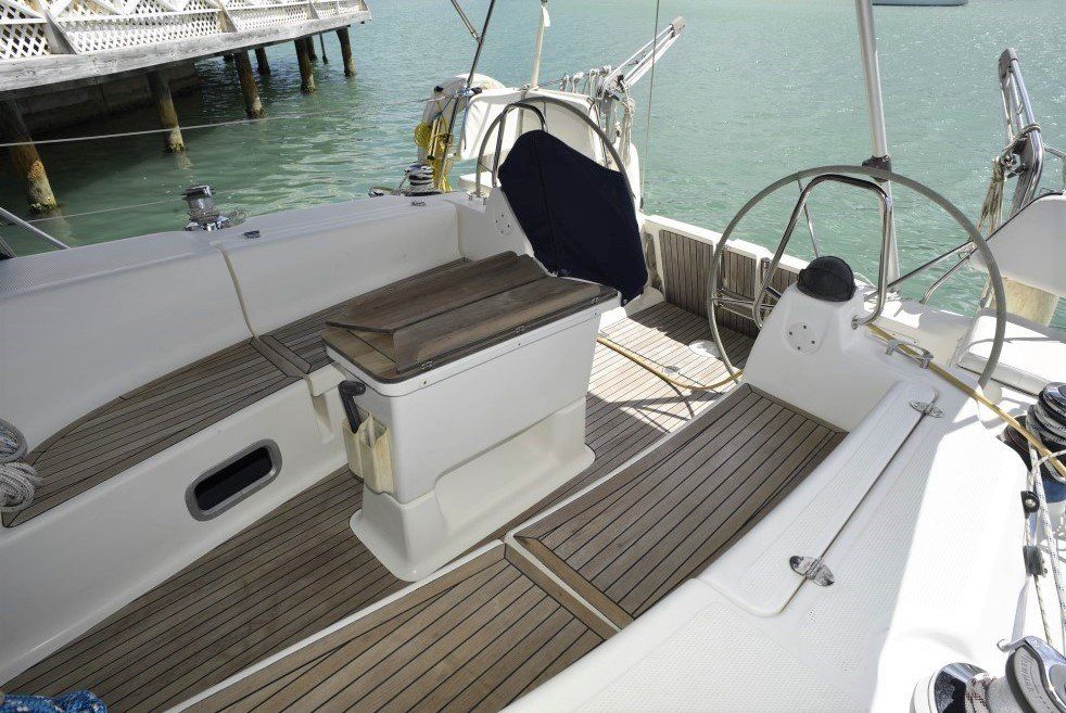 2009 Bavaria Cruiser 40 cockpit