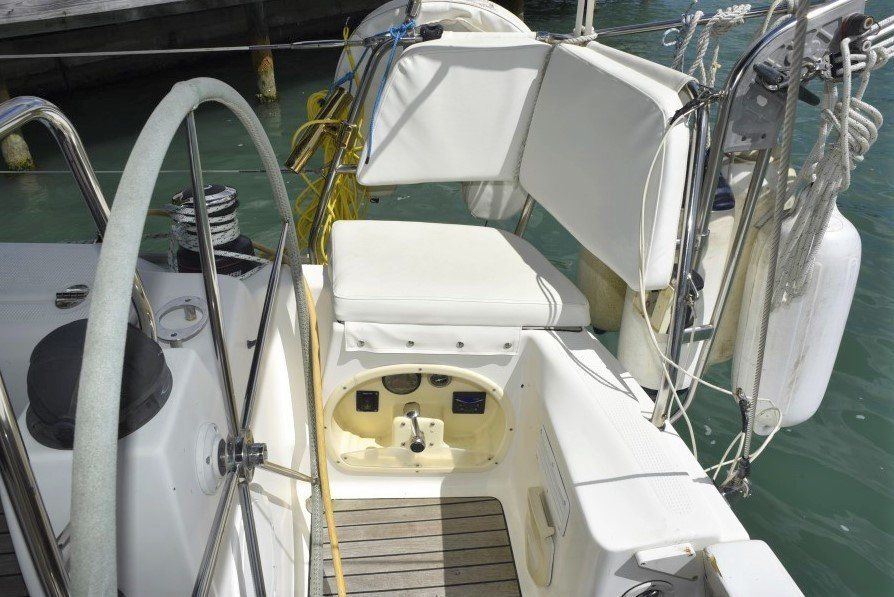 2009 Bavaria Cruiser 40 starboard helm
