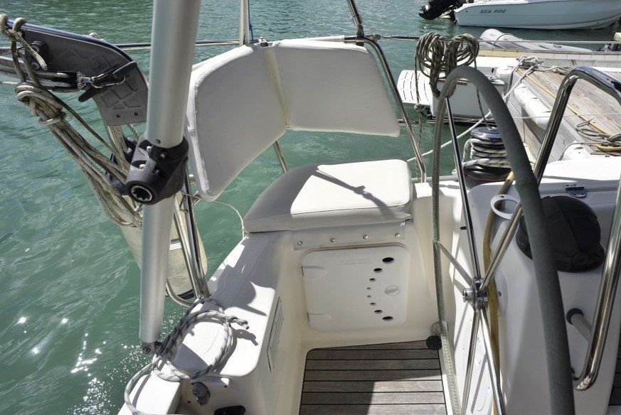 2009 Bavaria Cruiser 40 port helm