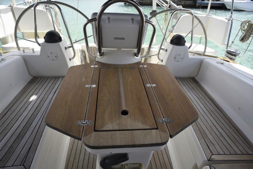 2009 Bavaria Cruiser 40 cockpit table