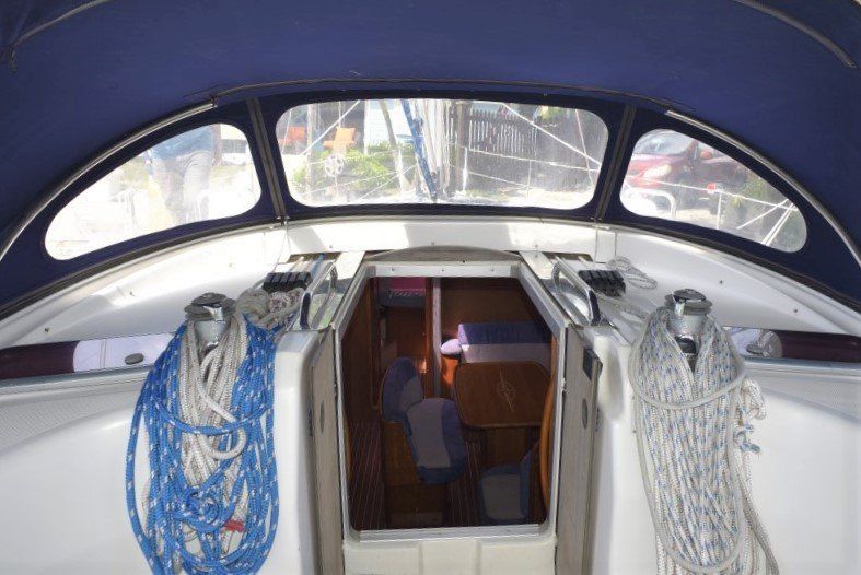 2009 Bavaria Cruiser 40 companionway