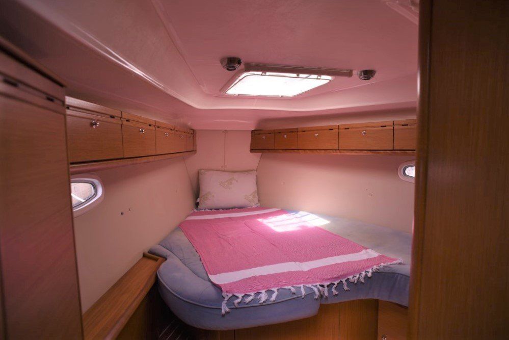 2009 Bavaria Cruiser 40 fwd cabin