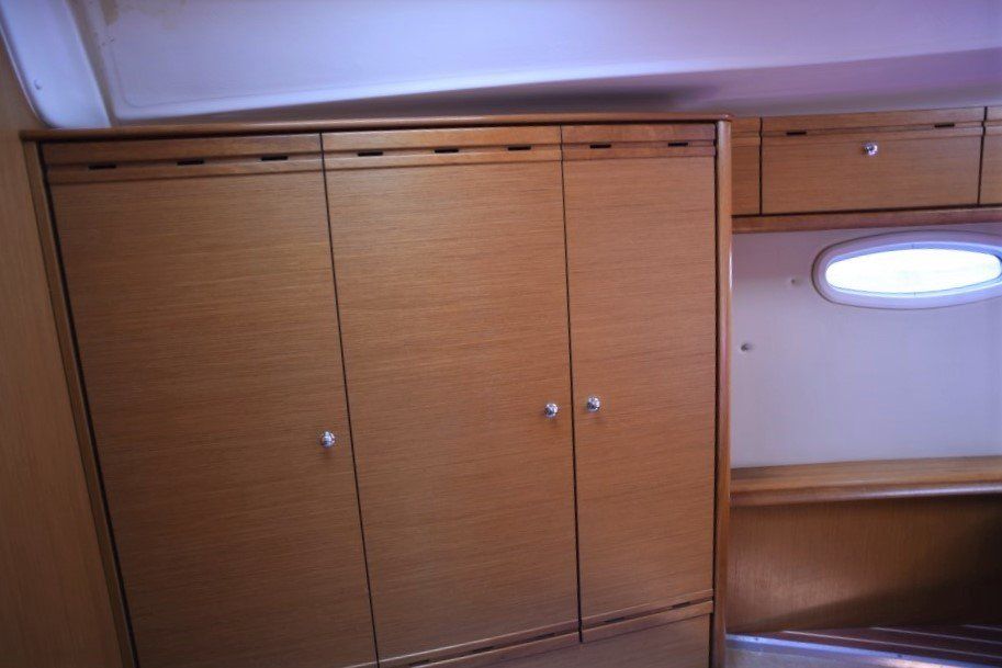 2009 Bavaria Cruiser 40 forepeak cabin storage