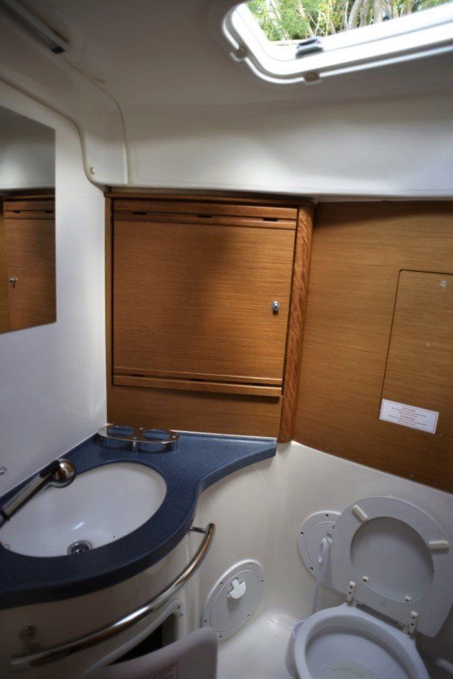 2009 Bavaria Cruiser 40 forward head