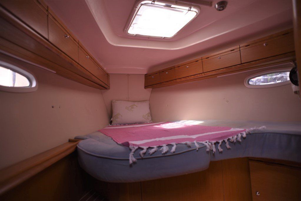 2009 Bavaria Cruiser 40 forepeak cabin