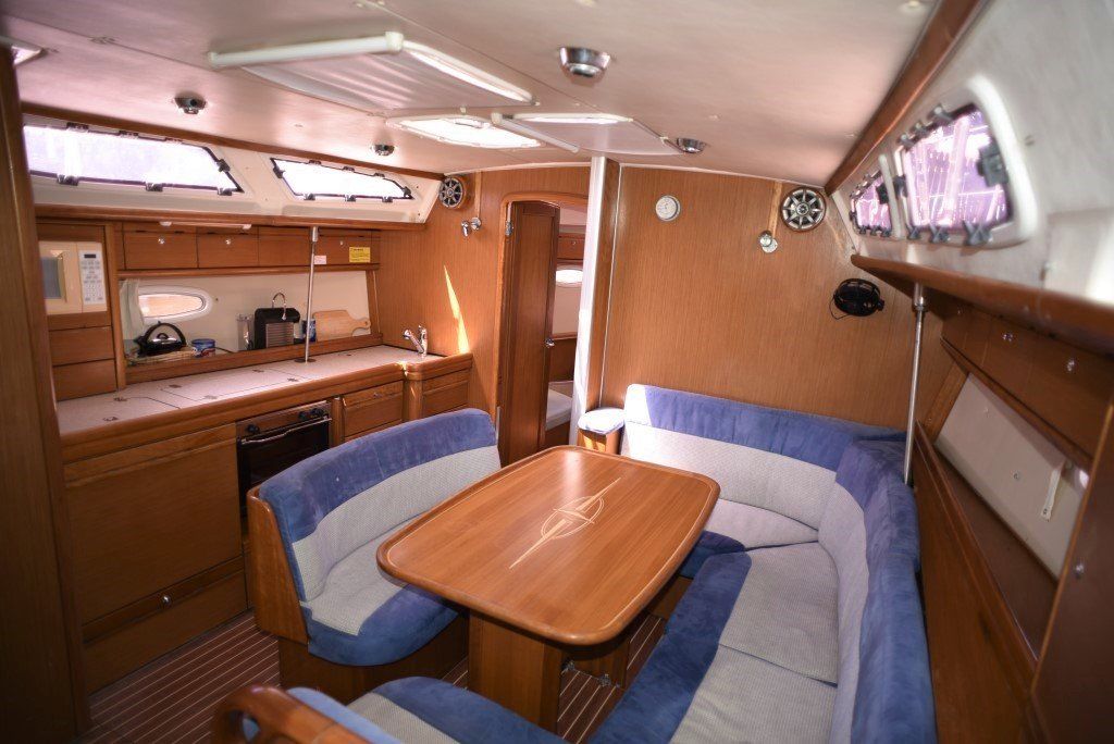 2009 Bavaria Cruiser 40 saloon