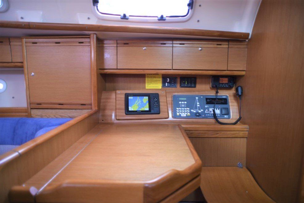 2009 Bavaria Cruiser 40 nav station