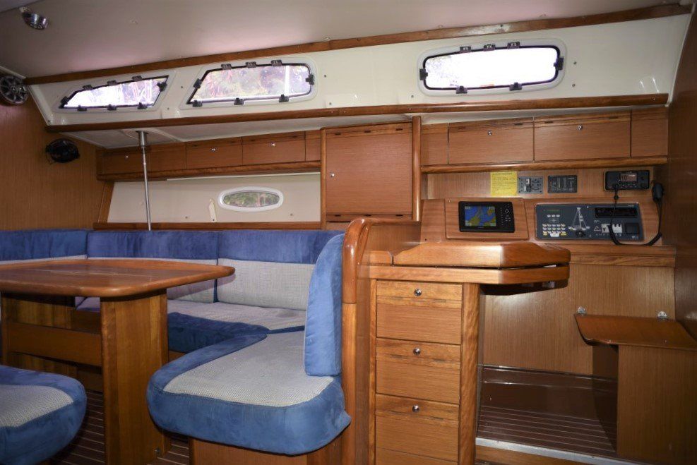 2009 Bavaria Cruiser 40 navigation station