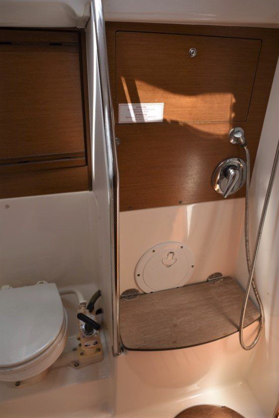 2009 Bavaria Cruiser 40 aft head with separate shower