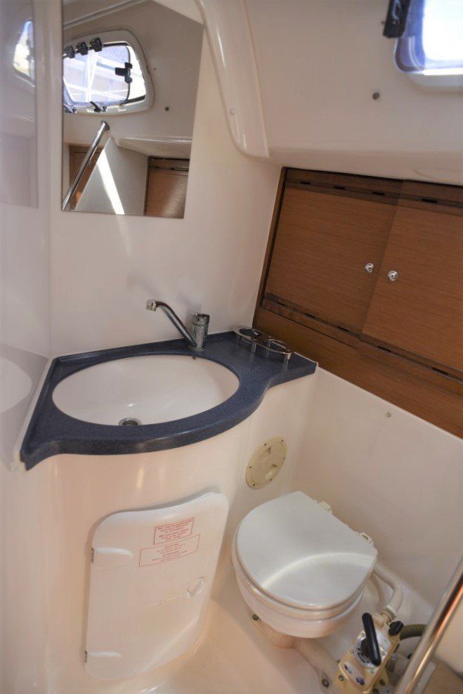 2009 Bavaria Cruiser 40 aft head