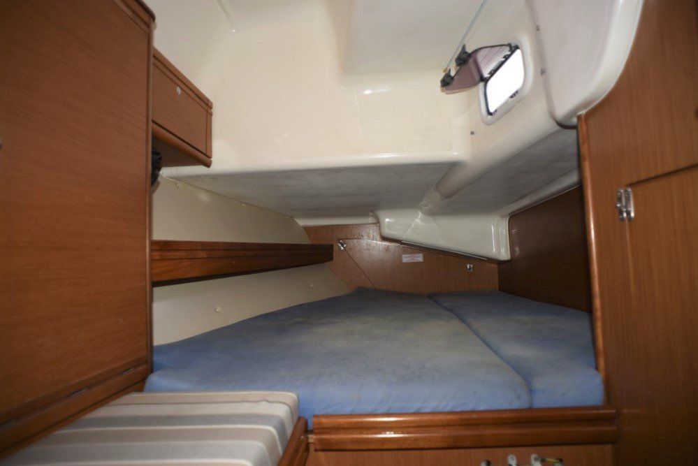 2009 Bavaria Cruiser 40 aft starboard cabin