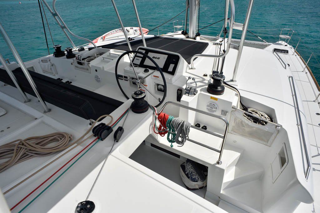 Lagoon 450F flybridge helm