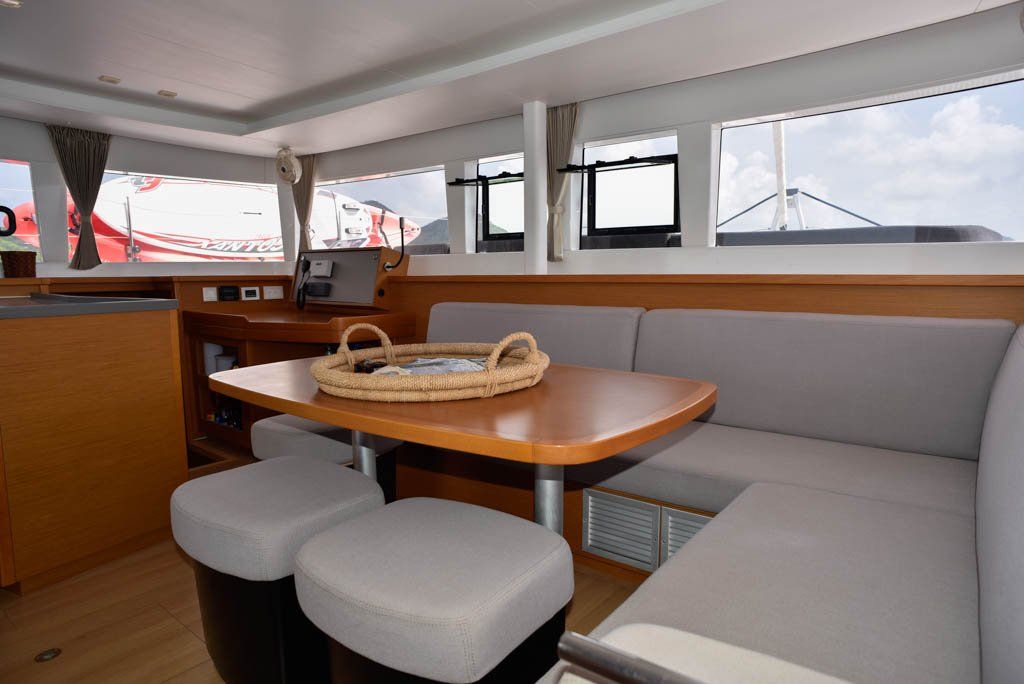 Lagoon 450F dining area