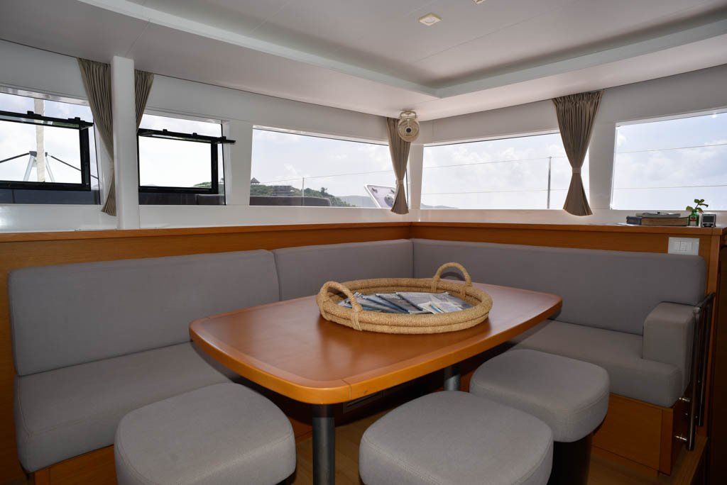 Lagoon 450F salon dinette